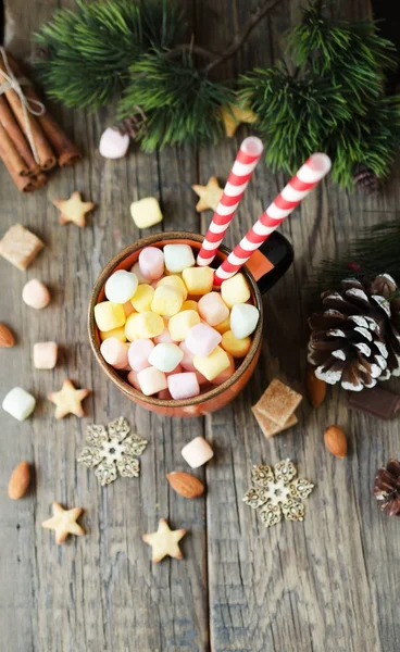 Xícara de cacau quente de Natal com marshmallow, vista superior, foco seletivo — Fotografia de Stock