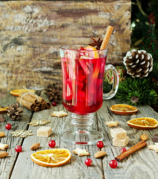 Glas Glühwein für das neue Jahr mit Zutaten zum Kochen, Nüsse und Weihnachtsdekoration — Stockfoto