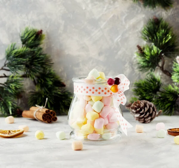 Vaso con marshmallow per Natale e Capodanno su un tavolo bianco in legno, focus selettivo — Foto Stock