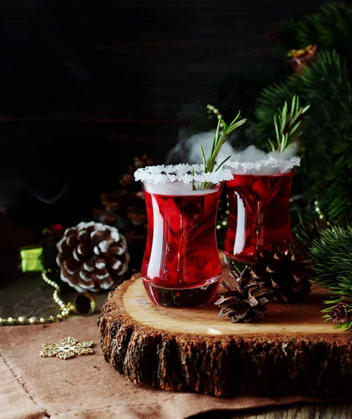 뜨거운 유리 mulled 와인 요리, 견과류 및 크리스마스 훈장에 대 한 재료와 함께 새 해 — 스톡 사진