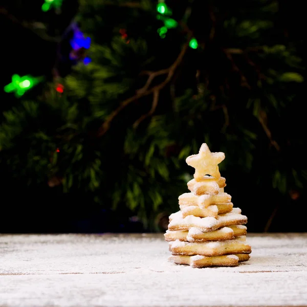 Pequena árvore de Natal de um biscoito de gengibre, foco seletivo — Fotografia de Stock