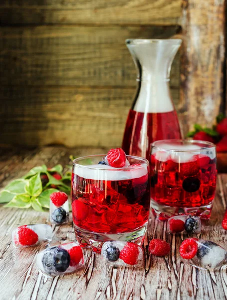 Zomer berry limonade met bevroren bessen op een houten rustieke tafel, selectieve aandacht — Stockfoto