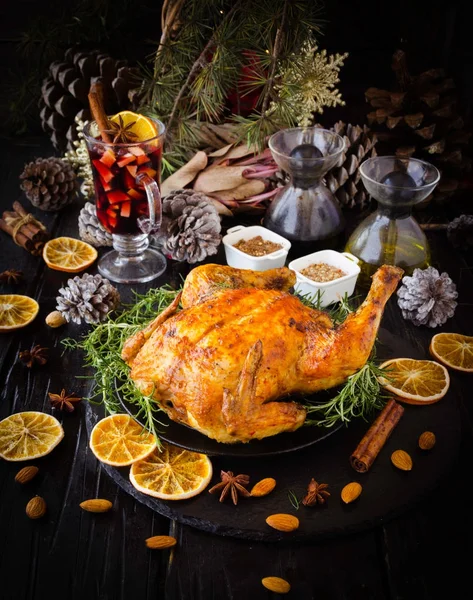 Tacchino al forno per Natale o Capodanno messa a fuoco selettiva Giorno del Ringraziamento — Foto Stock
