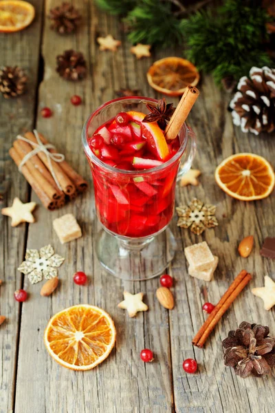 Verre de vin chaud chaud chaud chaud pour la nouvelle année avec des ingrédients pour la cuisine, noix et décorations de Noël — Photo