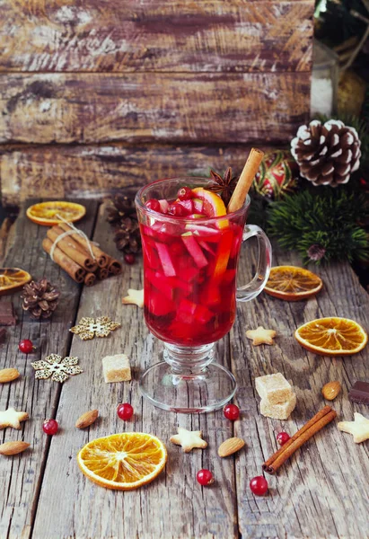 Glas Glühwein für das neue Jahr mit Zutaten zum Kochen, Nüsse und Weihnachtsdekoration — Stockfoto