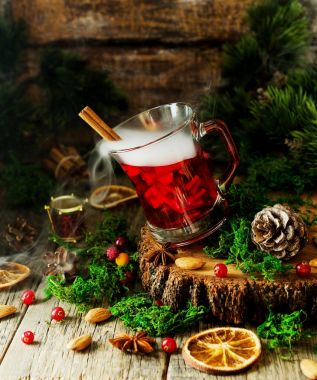 bardak sıcak yemek, fındık ve Noel süsleri malzemelerle yeni yıl için şarap mulled