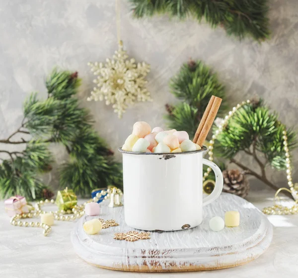 Rustic white mug marshmallows for Christmas and New Year on a wooden white table, selective focus — Stock Photo, Image