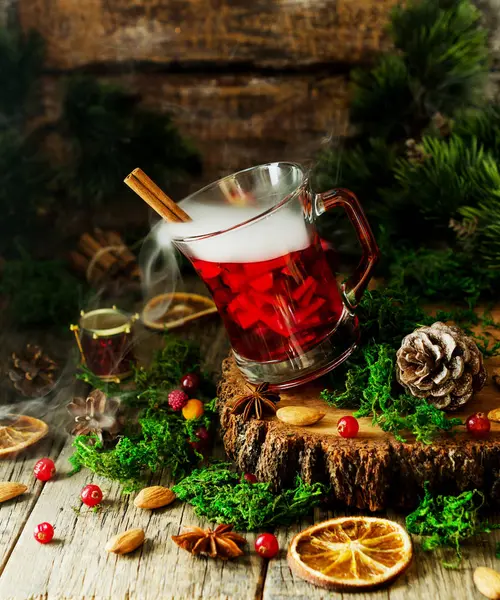 bardak sıcak yemek, fındık ve Noel süsleri malzemelerle yeni yıl için şarap mulled