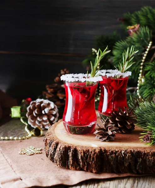 Verre de vin chaud chaud chaud chaud pour la nouvelle année avec des ingrédients pour la cuisine, noix et décorations de Noël — Photo