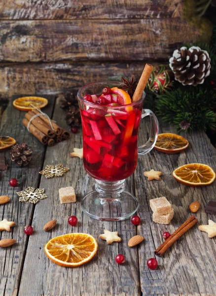 Szkła gorące grzane wino na nowy rok z składniki do gotowania, orzechy i Dekoracje świąteczne — Zdjęcie stockowe