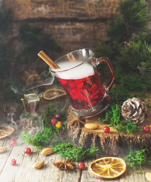 bardak sıcak yemek, fındık ve Noel süsleri malzemelerle yeni yıl için şarap mulled