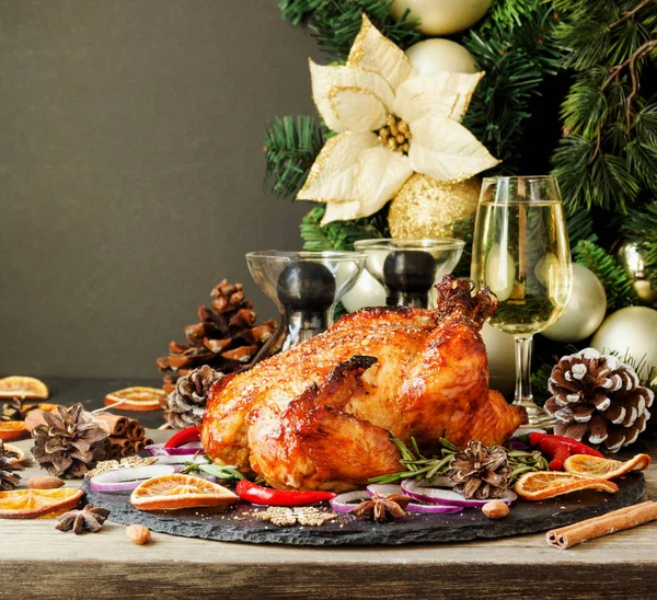 Gebakken kalkoen of kip of Kerstmis of Nieuwjaar Thanksgiving Day ruimte voor tekst — Stockfoto