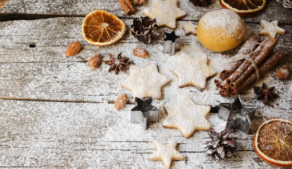 Peperkoek kerstkoekjes sterren op een houten tafel en cookie cutters, selectieve aandacht — Stockfoto