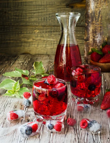 Sommaren berry saft med frysta bär på ett rustikt träbord, selektivt fokus — Stockfoto