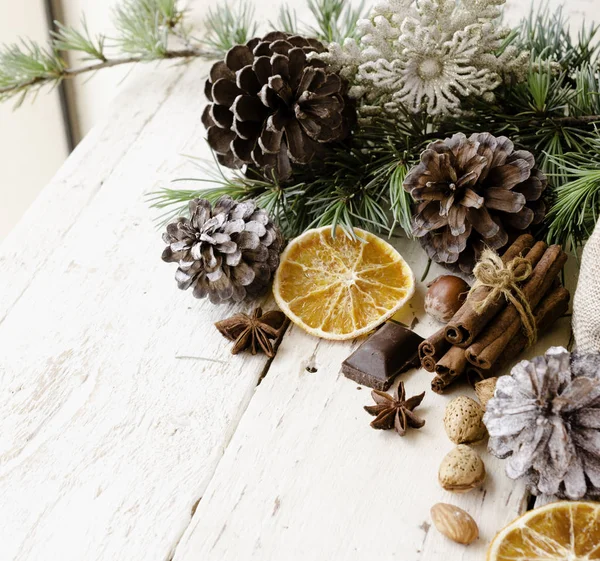 Nieuwjaar of Kerstmis samenstelling met walnoten, warme wijn hout achtergrond, selectieve aandacht — Stockfoto