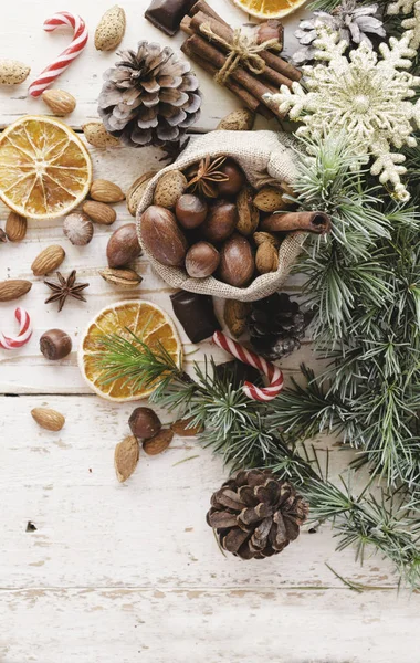 Nieuwjaar of Kerstmis samenstelling met walnoten, warme wijn hout achtergrond, selectieve aandacht — Stockfoto