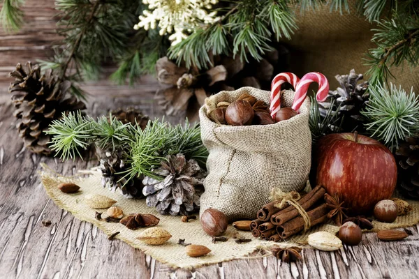 Composición de Año Nuevo o Navidad con nueces, fondo de madera de vino caliente, enfoque selectivo —  Fotos de Stock