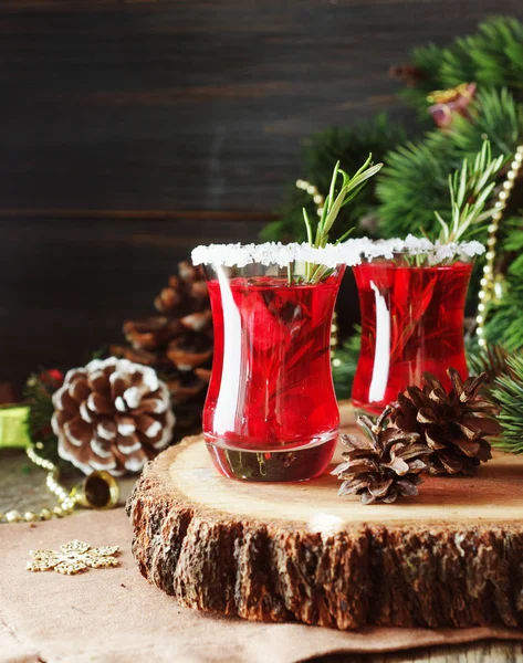 Verre de vin chaud chaud chaud chaud pour la nouvelle année avec des ingrédients pour la cuisine, noix et décorations de Noël — Photo