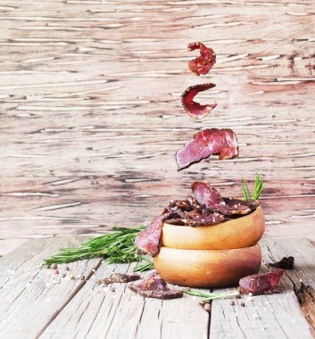 et, inek, geyik, vahşi hayvan veya biltong seçici odak rustik bir masada ahşap kase sarsıldı