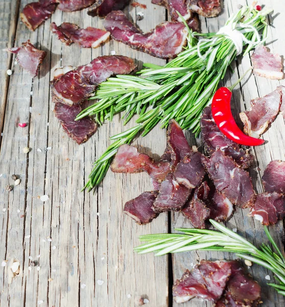 et, inek, geyik, vahşi hayvan veya biltong seçici odak rustik bir masada ahşap kase sarsıldı