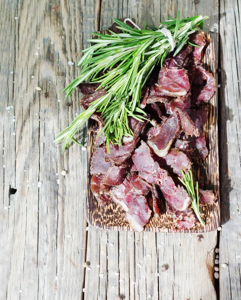 et, inek, geyik, vahşi hayvan veya biltong seçici odak rustik bir masada ahşap kase sarsıldı