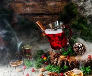 bardak sıcak yemek, fındık ve Noel süsleri malzemelerle yeni yıl için şarap mulled