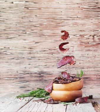 et, inek, geyik, vahşi hayvan veya biltong seçici odak rustik bir masada ahşap kase sarsıldı