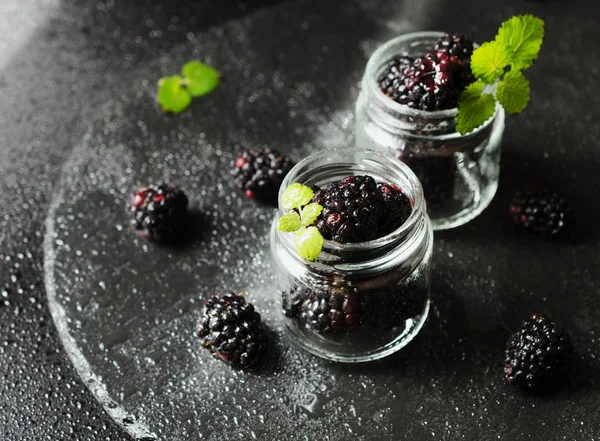 Mûres mûres dans un bocal en verre, petit déjeuner sur une table rustique, mise au point sélective — Photo