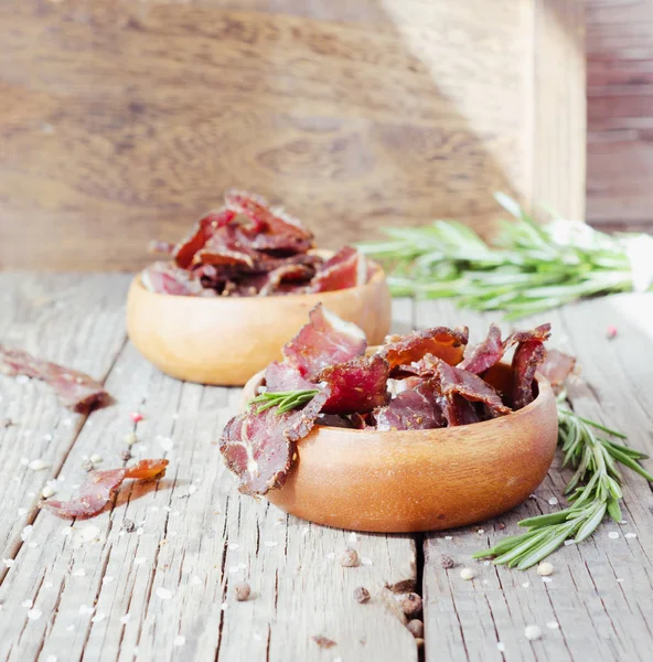 et, inek, geyik, vahşi hayvan veya biltong seçici odak rustik bir masada ahşap kase sarsıldı