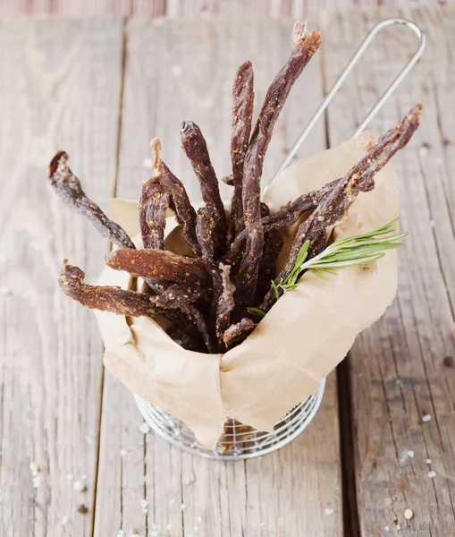 kızarmış et, inek, geyik, vahşi hayvan veya biltong kraft kağıt kase rustik bir tabloda, seçici odak