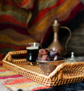 Eid mubarak Arapça cezve ve tarihleri ile. Kurutulmuş tarihleri ve kahve
