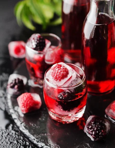 Sommer-Beeren-Limonade mit gefrorenen Beeren — Stockfoto