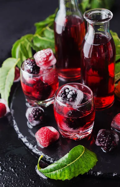Sommaren berry saft med frysta bär — Stockfoto