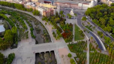 Madrid şehir manzarası ve Manzanares nehrinin havadan görünüşü. 4k drone kamerasından çekilmiş..