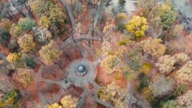 Sonbahar parkının üzerinde uçuyor. Lviv, Ukrayna 'da 4k drone kamerayla çekildi..