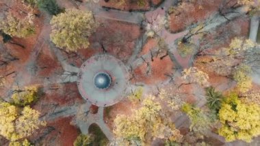  Sonbahar parkının üzerinde uçuyor. 4K drone kamerasıyla daire şeklinde çekildi. Lviv, Ukrayna.