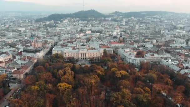 Flyger Ovanför Höstparken Till Centrum Lviv National Ivan Franko Universitets — Stockvideo