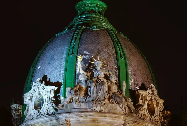 Oturan özgürlük heykelinin gece manzarası. Eski Galiçya Tasarruf Bankası 'nın binası, şu anda Lviv, Ukrayna' da bir Etnoğrafya ve Sanat Sanatları Müzesi..  