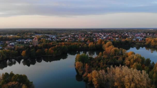 Летючи Над Озером Оточеним Осіннім Лісом Маленьким Містом Зйомки Дронах — стокове відео