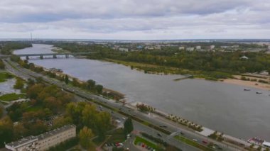 Polonya 'nın Varşova şehrinden akan Vistula Nehri' nin havadan görünüşü. 4K drone kamerasından çekilmiş. Düzenlenmiş video.