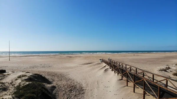 Kocaman kumlu bir sahil, açık deniz dalgalarıyla güzel bir Atlantik Okyanusu Sahili. Yaz tatilinde ziyaret etmek için harika bir yer. Doğal arkaplan ve duvar kağıdı.