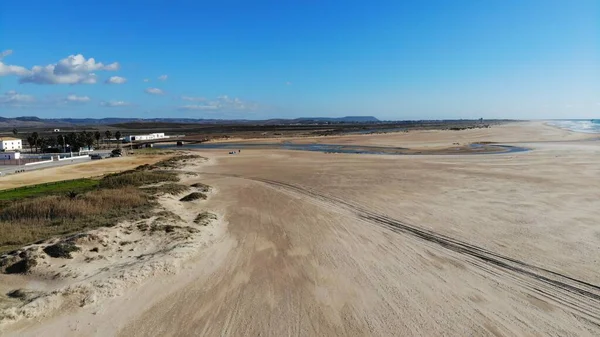 Kocaman kumlu bir sahil, açık deniz dalgalarıyla güzel bir Atlantik Okyanusu Sahili. Yaz tatilinde ziyaret etmek için harika bir yer. Doğal arkaplan ve duvar kağıdı.
