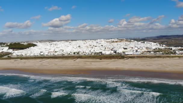 Escena Aérea Drones Del Océano Descubre Playa Los Edificios Del — Vídeos de Stock