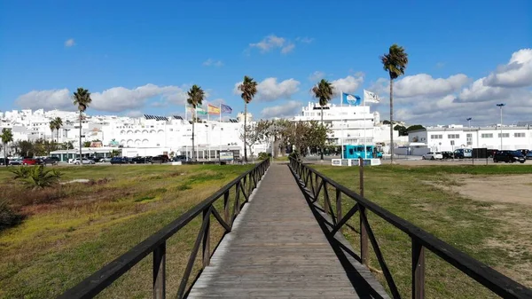 Kaliforniya 'da kumlu bir plajın üzerindeki ahşap patika. Okyanus arka planda.