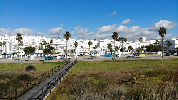 Kaliforniya 'da kumlu bir plajın üzerindeki ahşap patika. Okyanus arka planda.