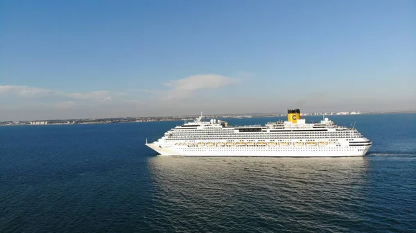 Açık su, ön görünümde yolcu gemisiçarpıcı havadan görünümü. Stok. Pasifik Okyanusu'nda yelken demirli bir okyanus gemisinin ön kısmı