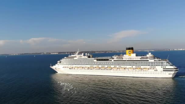 Vista Aérea Navio Cruzeiro Branco Bonito Acima Conceito Cruzeiro Luxo — Vídeo de Stock