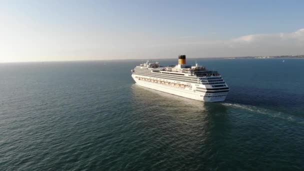 Luchtfoto Van Cruiseschepen Die Oceaan Varen — Stockvideo
