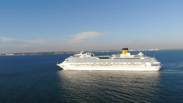 Vuelo Aéreo Órbita Crucero Anclado Las Aguas Azules Del Pacífico — Vídeos de Stock