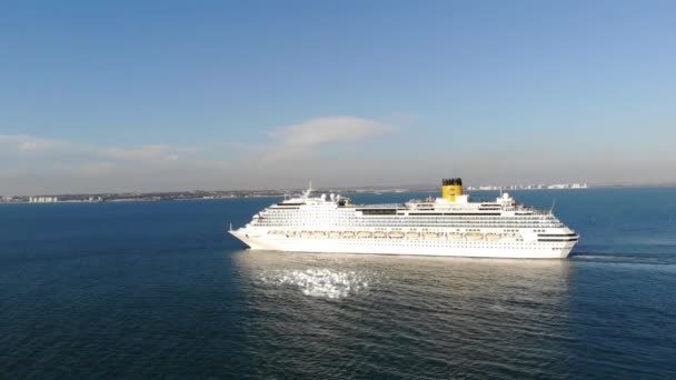 Uitzicht Vanuit Lucht Een Luxe Cruiseschip Verankerd Kalme Blauwe Wateren — Stockvideo